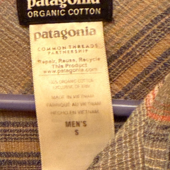 Patagonia Men’s 100% Organic Cotton Button Down Shirt - Picture 4 of 4